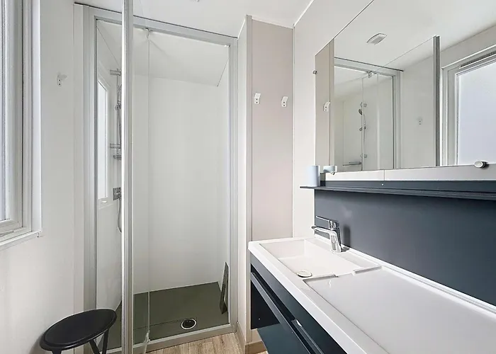 Mobil-home Confort, 2 Chambres, Piscine Chauffee, 200m Plage, Centre-ville, Parking, Wifi, Menage Inclus - Fr-1-361a-28 * جولوفيل ليه باه